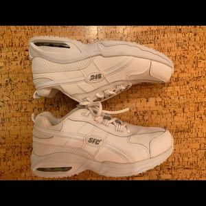 SLIP RESISTANT! Men’s 7.5 athletic WORK shoe.